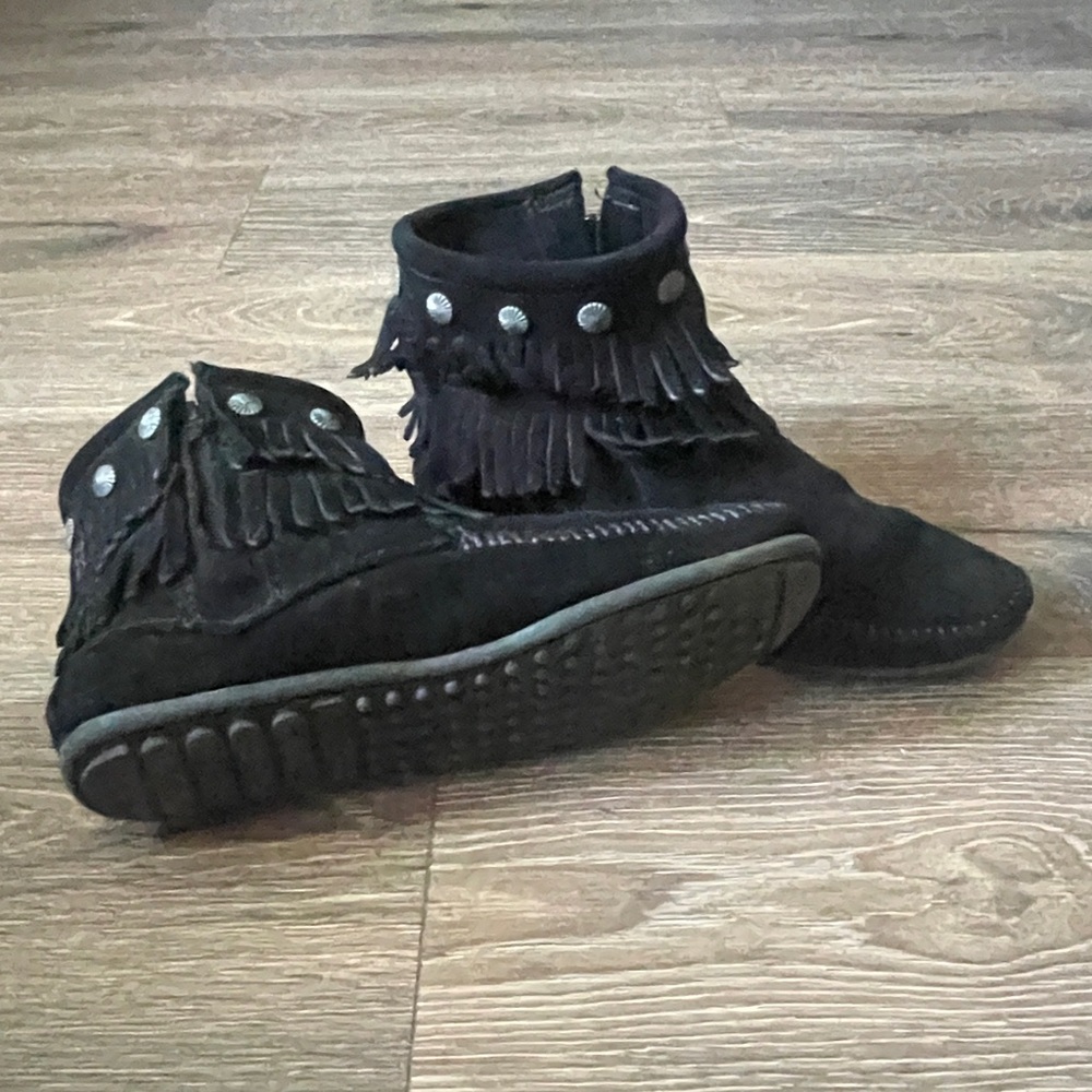 Minnetonka Black Moccasins Sz 9 Double Fringe Side Zip Boot